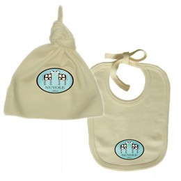 Lækkert gavesæt med økologisk babyhue og hagesmæk_1